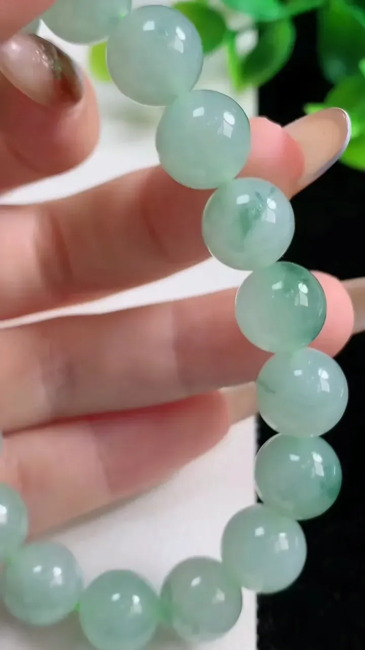 天然A货翡翠种飘花圆珠手串18颗，尺寸11，重量:41.35g11月9日
工厂直销收藏佳品,种好水足，色泽均匀，有种有色，上手高大气！