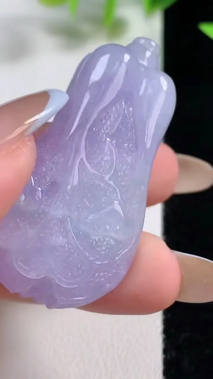 天然A货翡翠冰种春带彩 紫罗兰白菜吊坠，尺寸47.5-24.2-12.6，重量:26.10g
11月9日