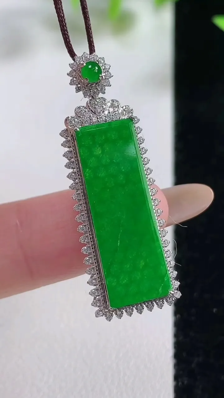 天然A货翡翠无事牌吊坠，尺寸36.6-12.7-6裸石23.2-8.8，重量:2.75g
11月9日