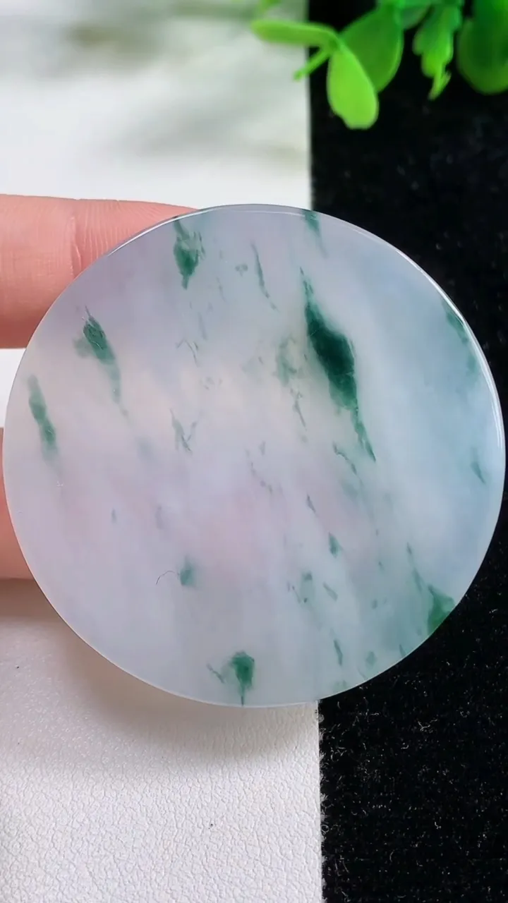 天然A货翡翠种飘花无事牌吊坠镶嵌件，尺寸50-6.6，重量:40.68g
11月9日