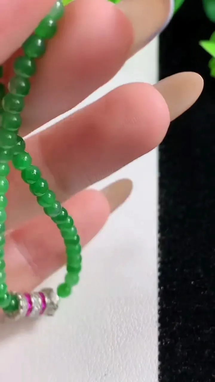 天然A货翡翠小米圆珠手串52颗，尺寸3.3，重量:4.36g11月9日
工厂直销收藏佳品,种好水足，色泽均匀，有种有色，上手高大气！