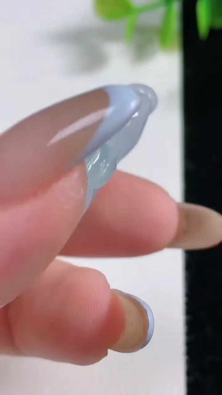 天然A货翡翠白菜吊坠，尺寸42.5-22.5-11.7，重量:20.00g
11月9日