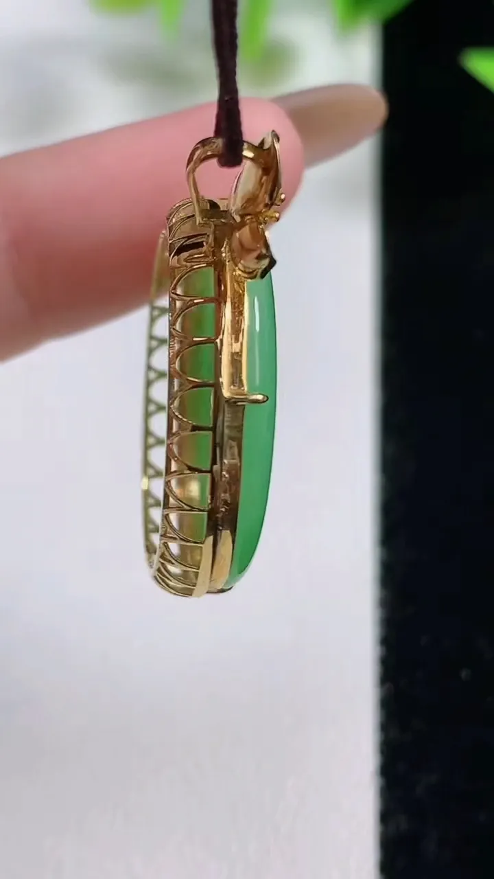 天然A货翡翠平安扣吊坠，尺寸32.6-24.7-6.3裸石23.5，重量:4.42g
11月9日