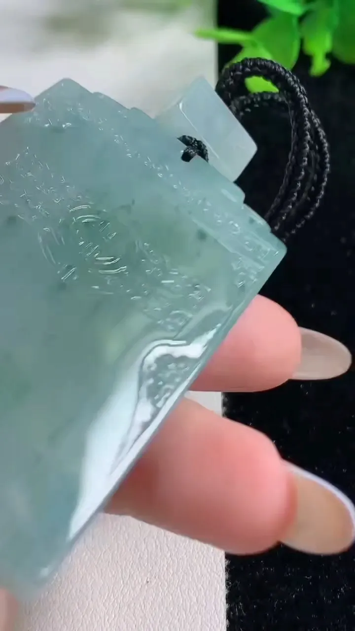 天然A货翡翠种飘花仿古无事牌吊坠，尺寸63.6-38.6-6.6，重量:53.64g
11月9日