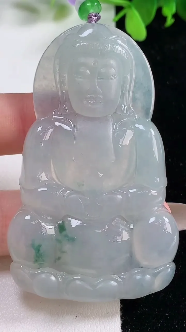 天然A货翡翠种飘花正装观音菩萨吊坠，尺寸67.3-41.5-6.2，重量:32.75g
11月9日