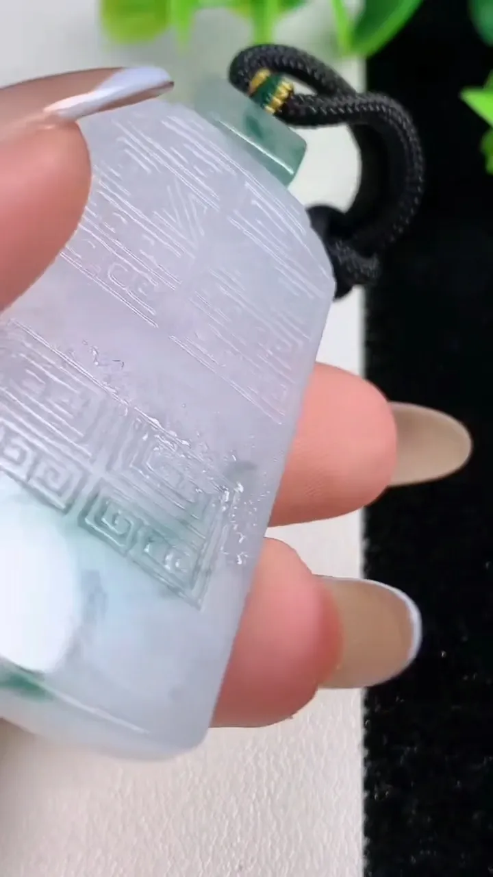 天然A货翡翠冰种飘花仿古无事牌吊坠，尺寸53.3-28.4-5.7，重量:26.93g
11月9日