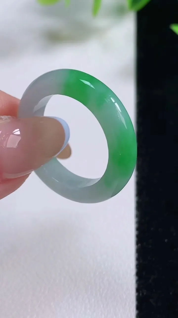 天然A货翡翠指环 戒指，尺寸19.5-4.8-4，重量:4.74g2025年11月9日
工厂直销收藏佳品,种好水足，色泽均匀，有种有色，上手高大气！