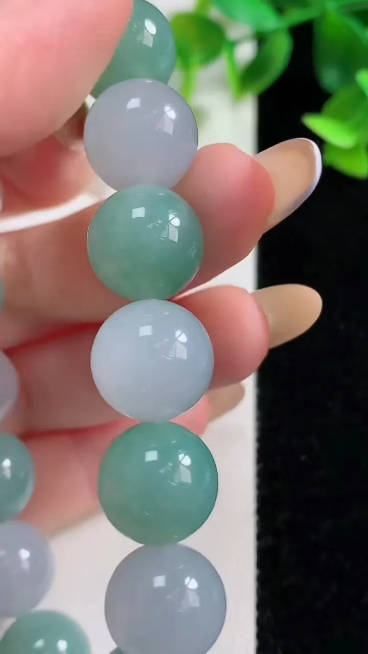 天然A货翡翠圆珠手串16颗，尺寸12.7，重量:54.98g11月9日
工厂直销收藏佳品,种好水足，色泽均匀，有种有色，上手高大气！