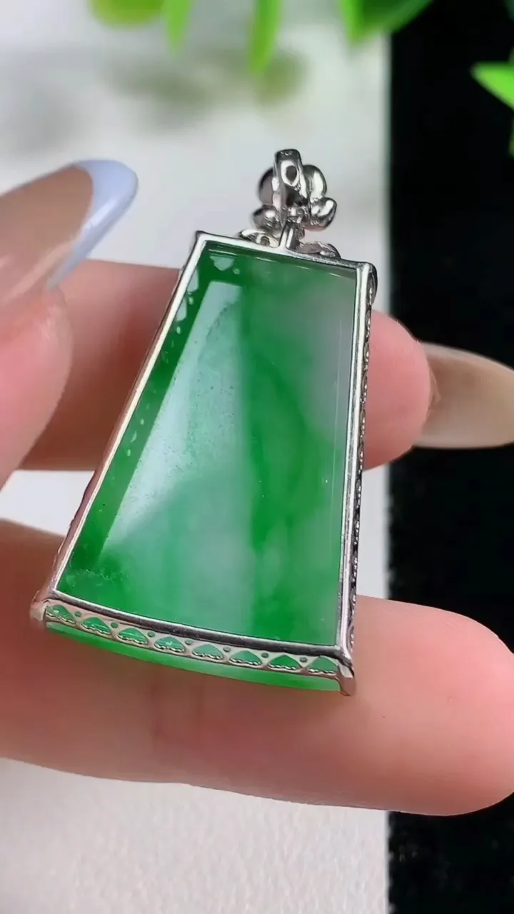 天然A货翡翠无事牌吊坠，尺寸38.8-29.4-21.2-5.4，重量:5.99g
11月9日