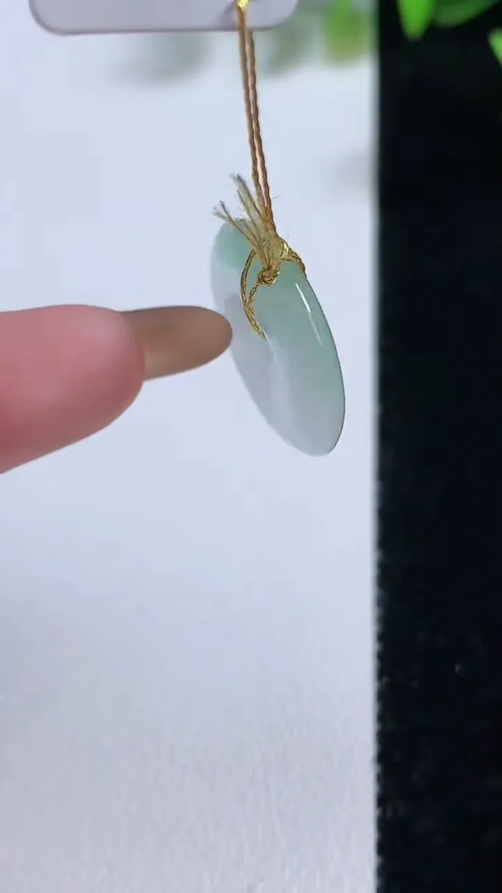 天然A货翡翠小平安扣吊坠，尺寸18.6-3.8，重量:2.97g
11月9日