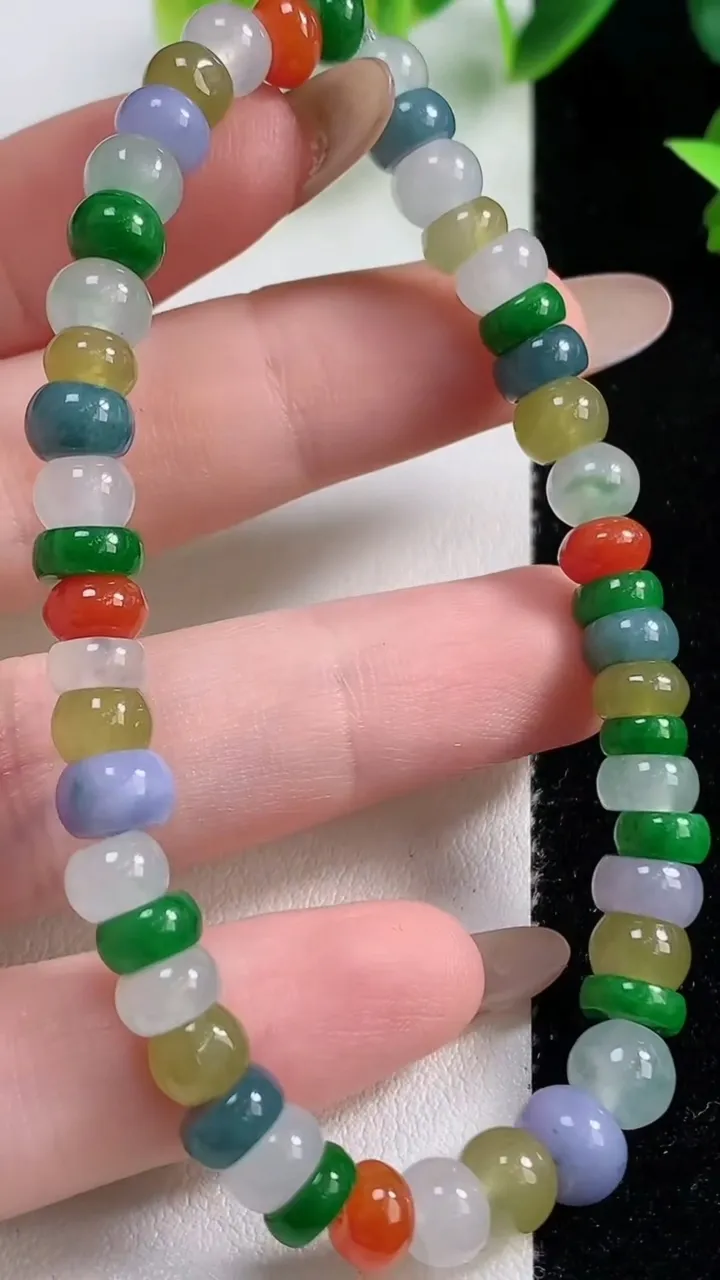 天然A货翡翠种四彩算盘珠手串47颗，尺寸6.5-4.5，重量:15.58g11月9日
工厂直销收藏佳品,种好水足，色泽均匀，有种有色，上手高大气！