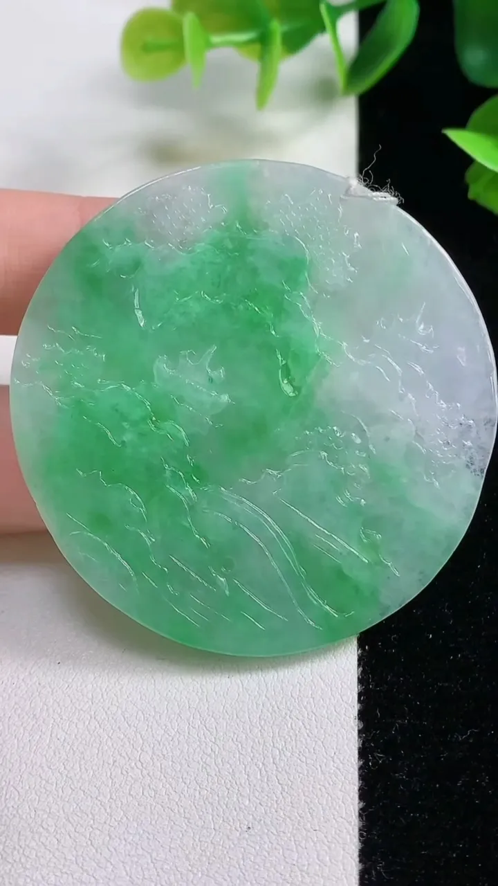 天然A货翡翠山水牌吊坠，尺寸52.8-5.2，重量:24.35g
11月9日