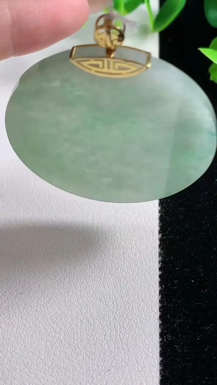 天然A货翡翠无事牌吊坠，尺寸44.4-3.8，重量:18.28g
11月9日