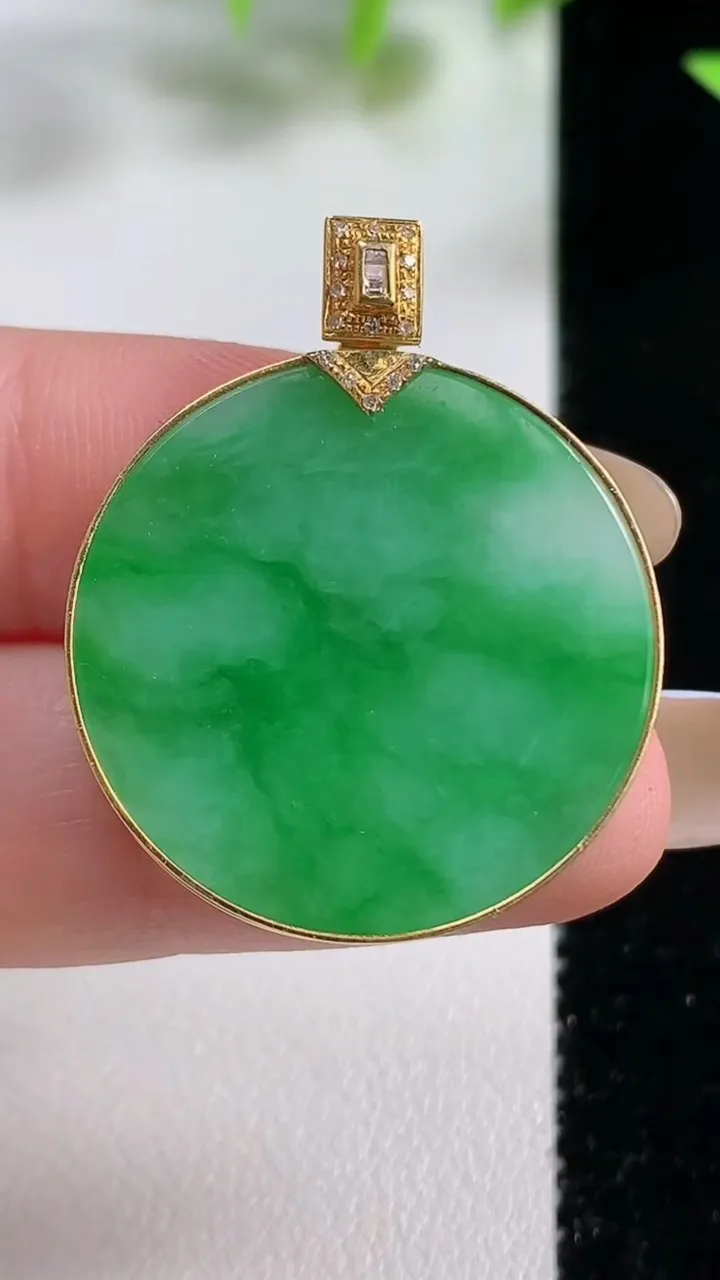 天然A货翡翠无事牌吊坠，尺寸26.3-3.7，重量:7.70g
11月9日