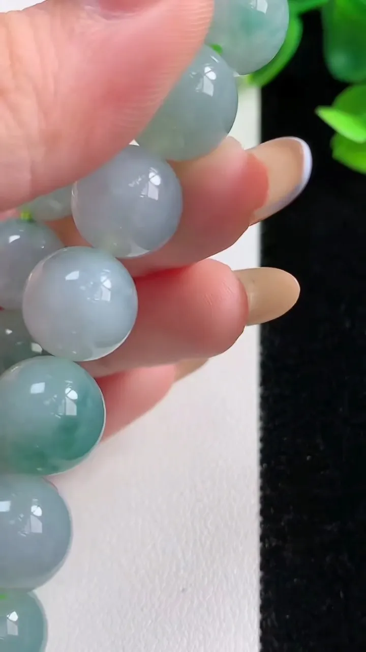 天然A货翡翠种飘花圆珠手串17颗，尺寸12.4，重量:53.73g11月9日
工厂直销收藏佳品,种好水足，色泽均匀，有种有色，上手高大气！