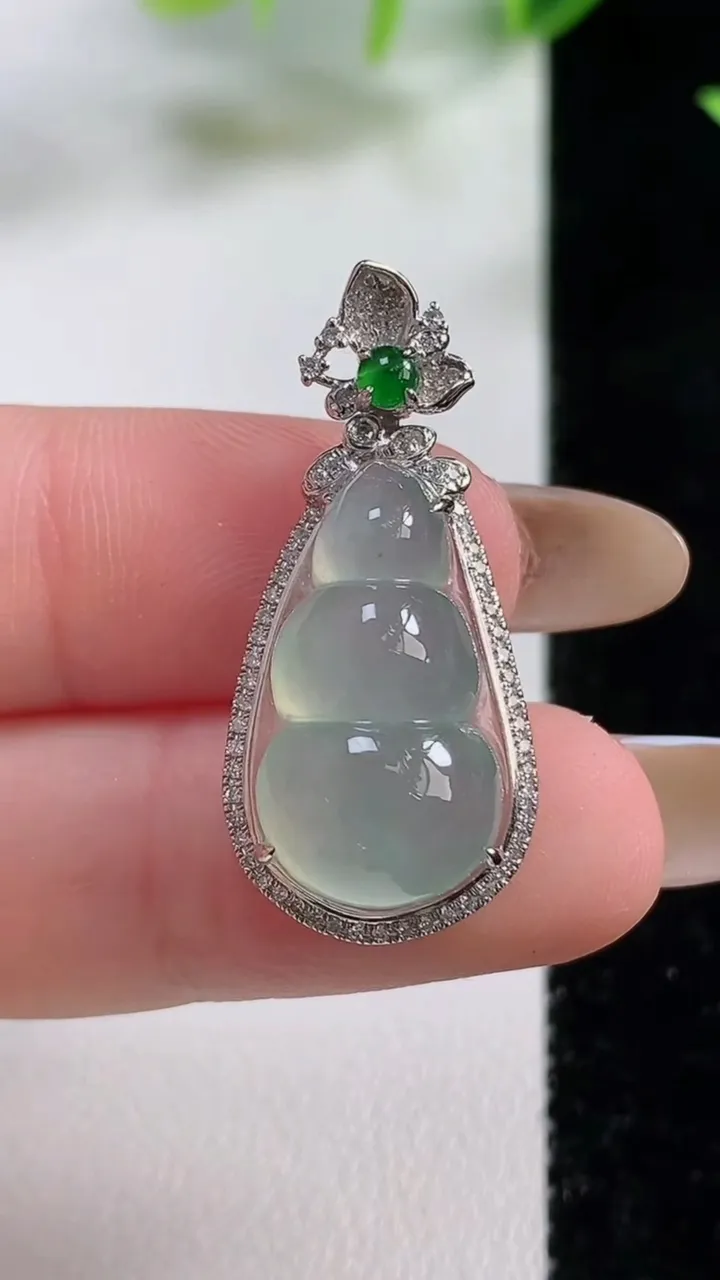 天然A货翡翠福豆吊坠，尺寸31-14.5-9.3裸石9.6-11，重量:3.76g
11月9日