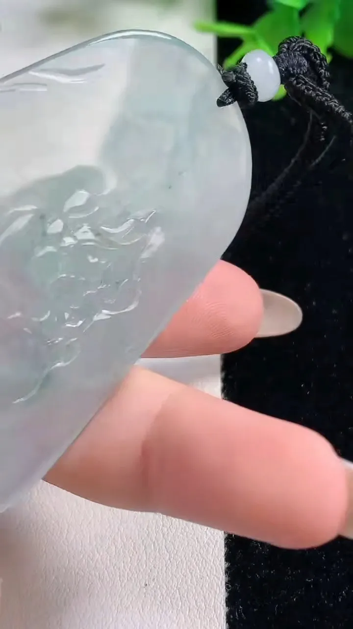 天然A货翡翠种飘花虚空藏菩萨吊坠，尺寸65.3-43-5.7，重量:36.96g
11月9日