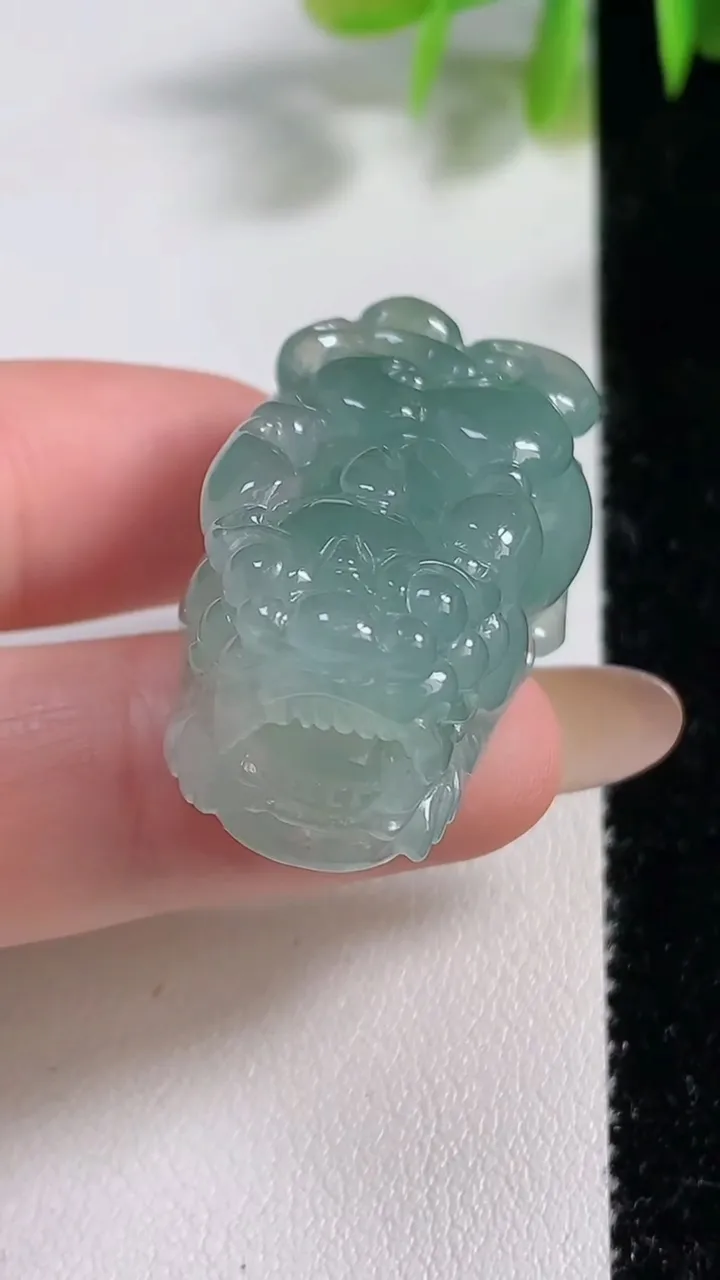 天然A货翡翠貔貅吊坠，尺寸35-20.2-15.5，重量:23.40g
11月9日