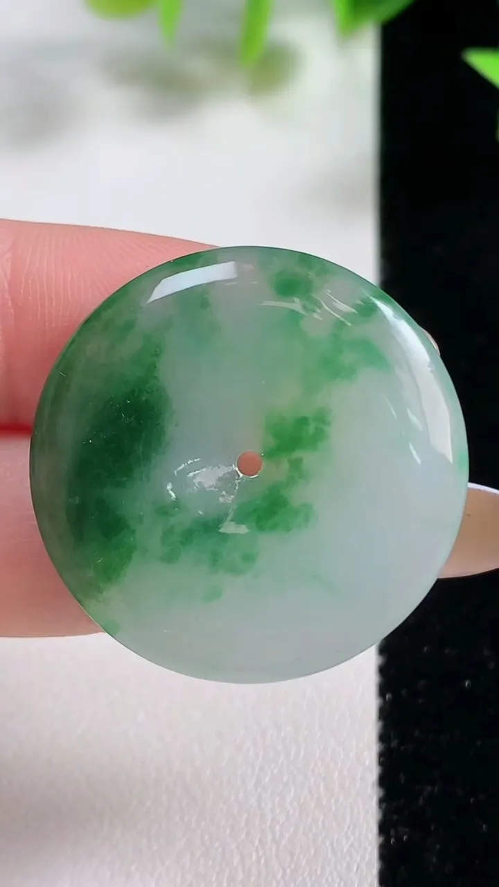 天然A货翡翠花平安扣吊坠，尺寸29.7-4.8，重量:9.01g
11月9日