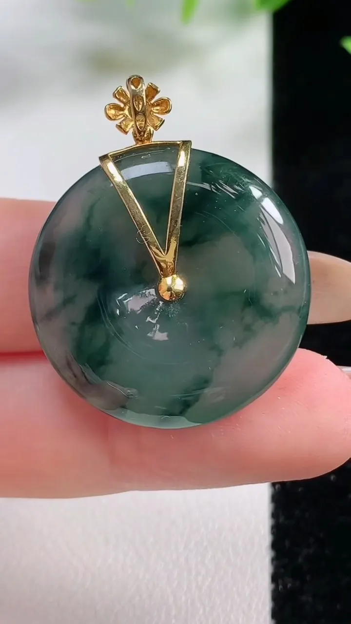 天然A货翡翠种飘花平安扣吊坠，尺寸26.5-5，重量:8.45g
11月9日