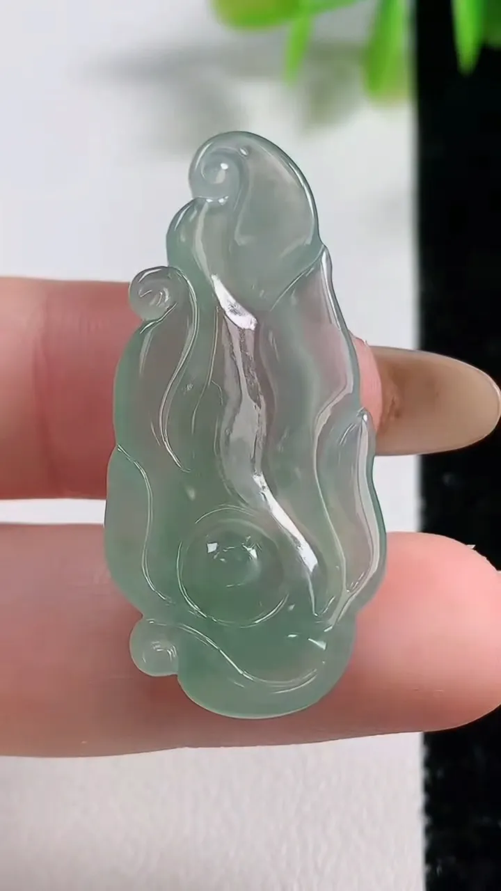 天然A货翡翠九尾狐吊坠，尺寸38.6-16.8-4.3，重量:4.40g
11月9日