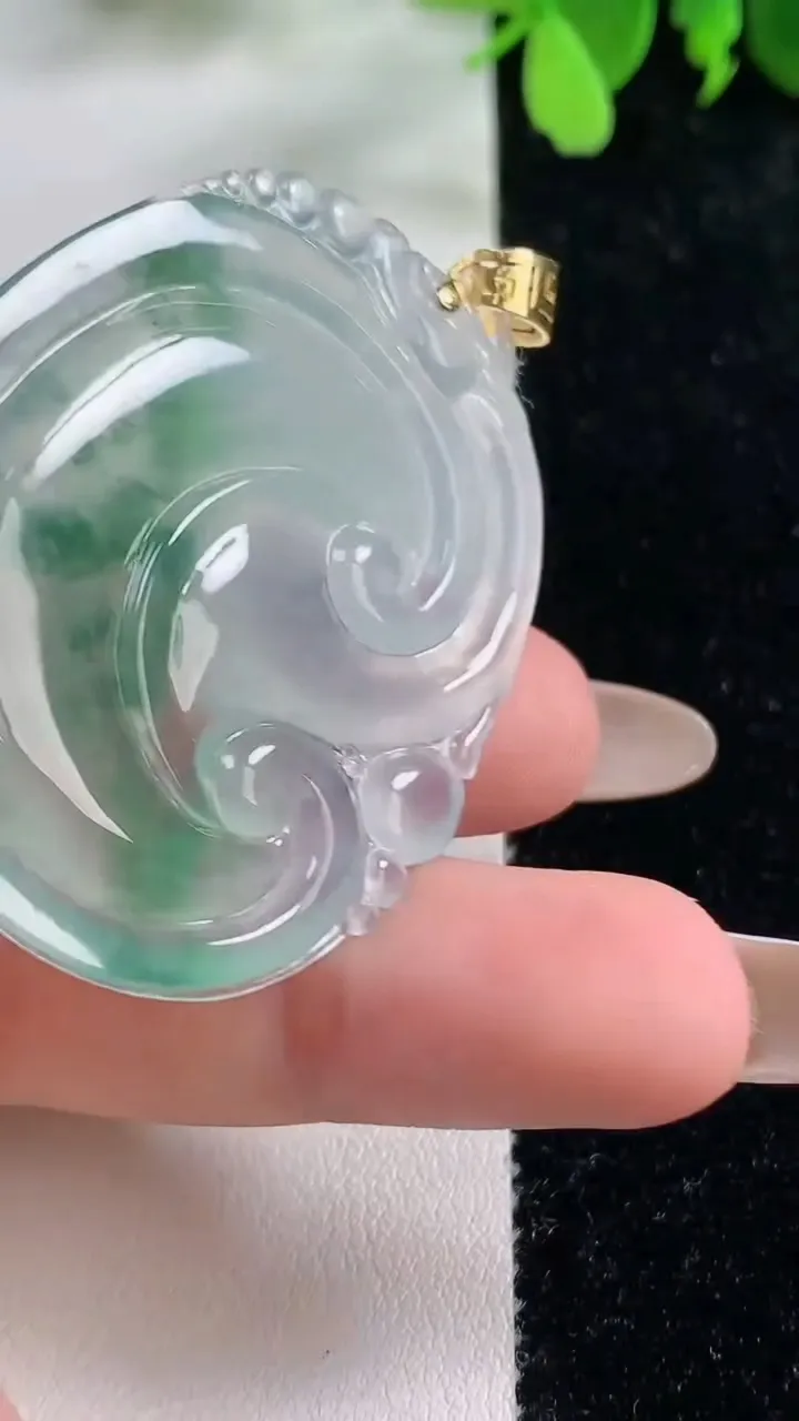 天然A货翡翠种飘花如意吊坠，尺寸48.6-37.6-4.5，重量:16.14g
11月9日