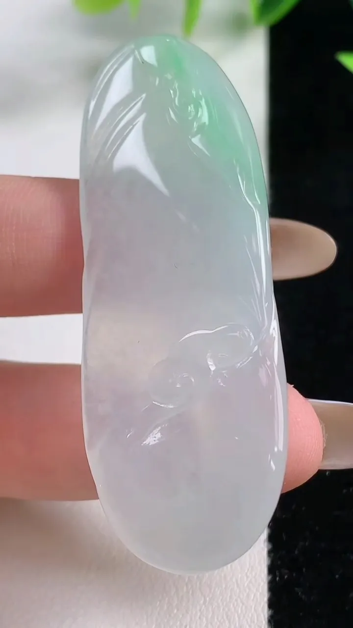 天然A货翡翠无相观音菩萨吊坠，尺寸61-20.4-6.8，重量:16.65g
11月9日