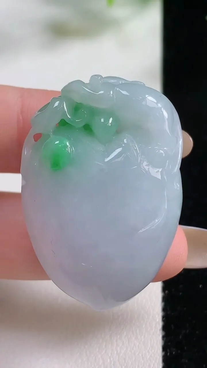 天然A货翡翠寿桃吊坠，尺寸38.4-26.7-13，重量:25.13g
11月9日