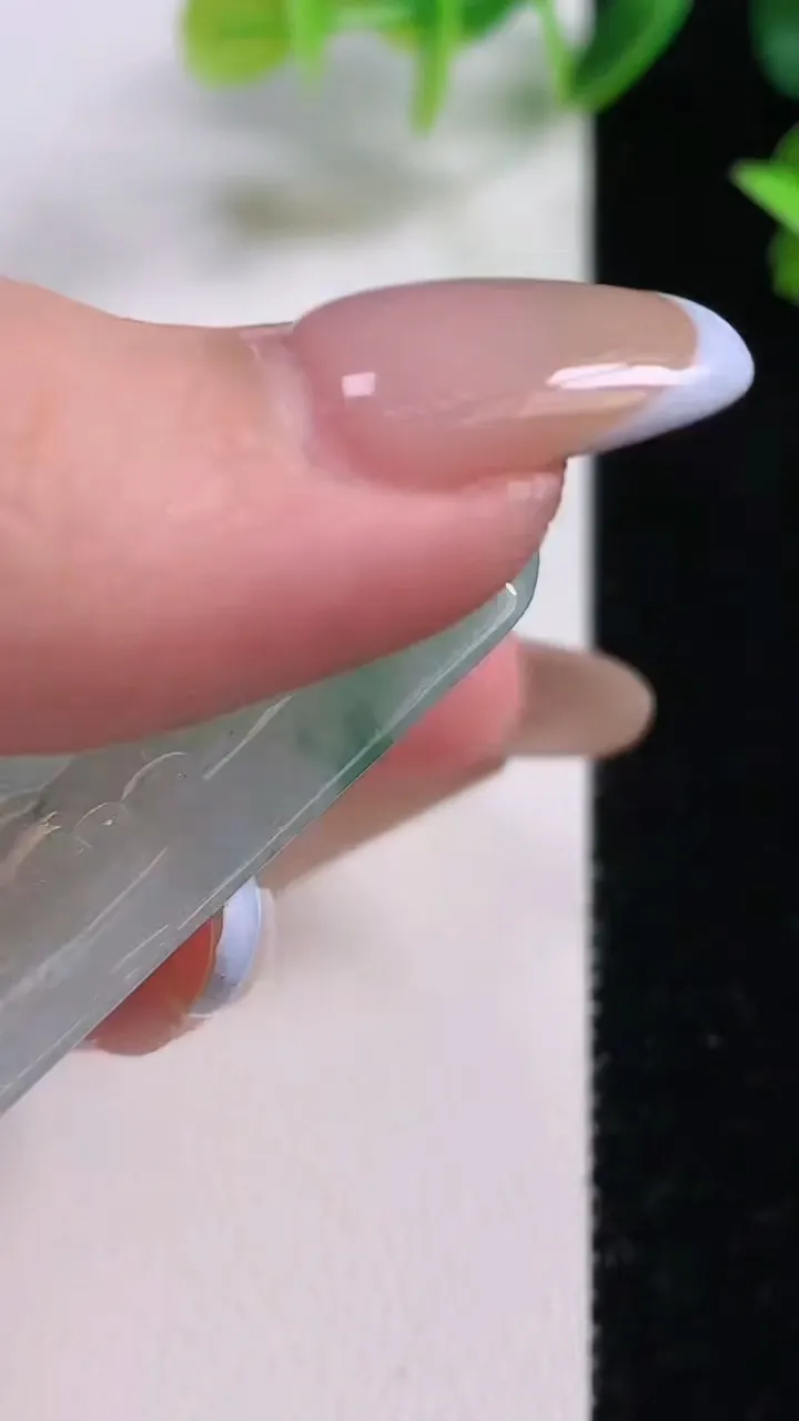 天然A货翡翠冰种飘花生肖鼠吊坠，尺寸53.6-45-5.8，重量:30.47g
11月9日