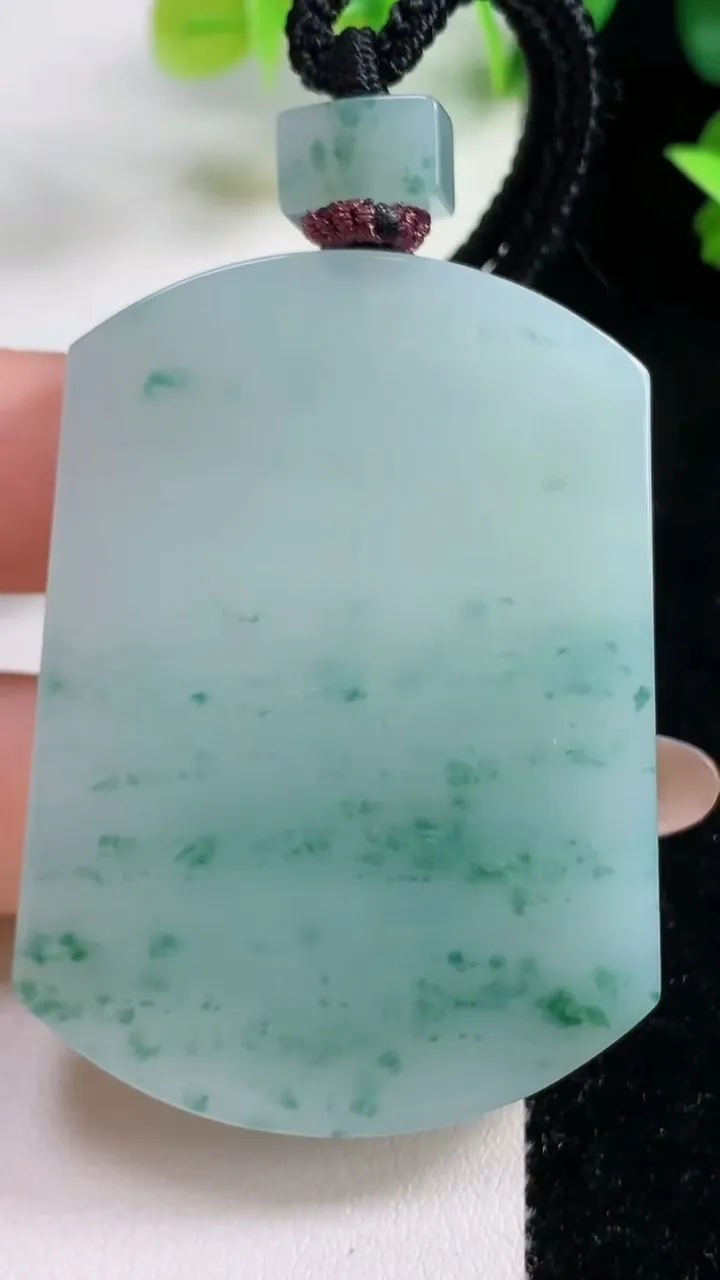 天然A货翡翠冰种飘花无事牌吊坠，尺寸54-39.2-5.7，重量:40.71g
11月9日