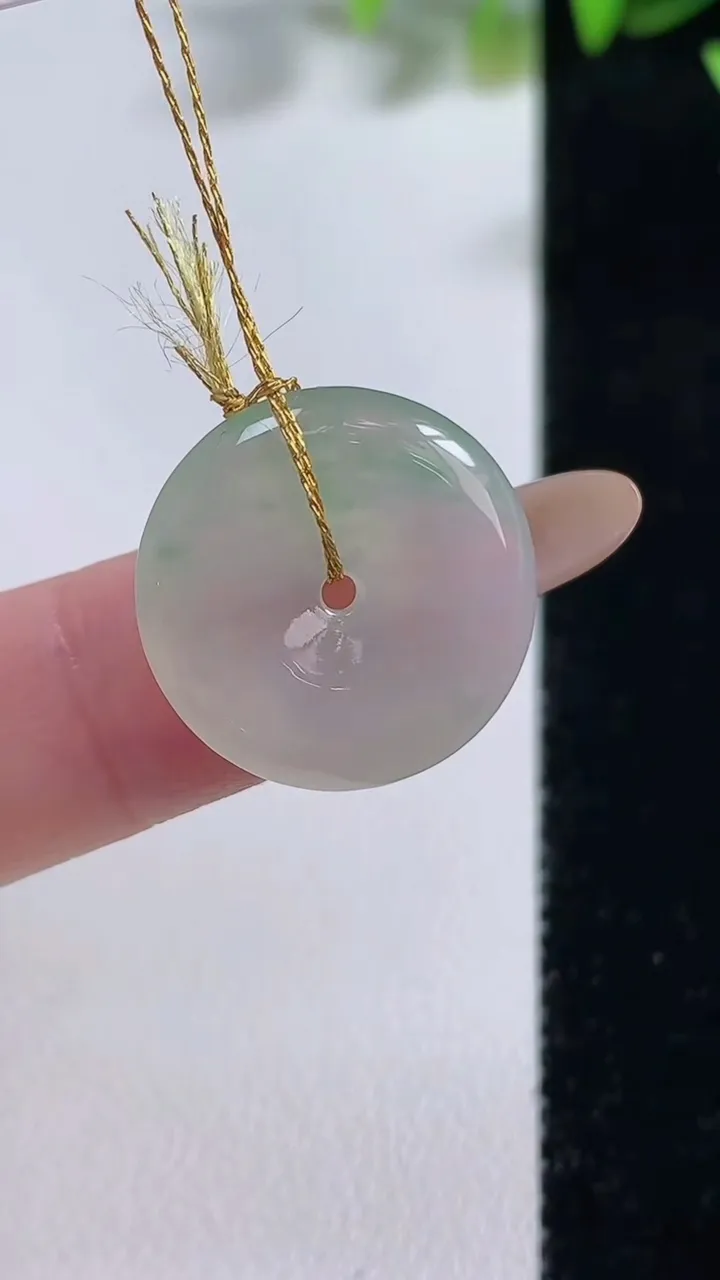 天然A货翡翠小平安扣吊坠，尺寸18.6-3.8，重量:2.97g
11月9日