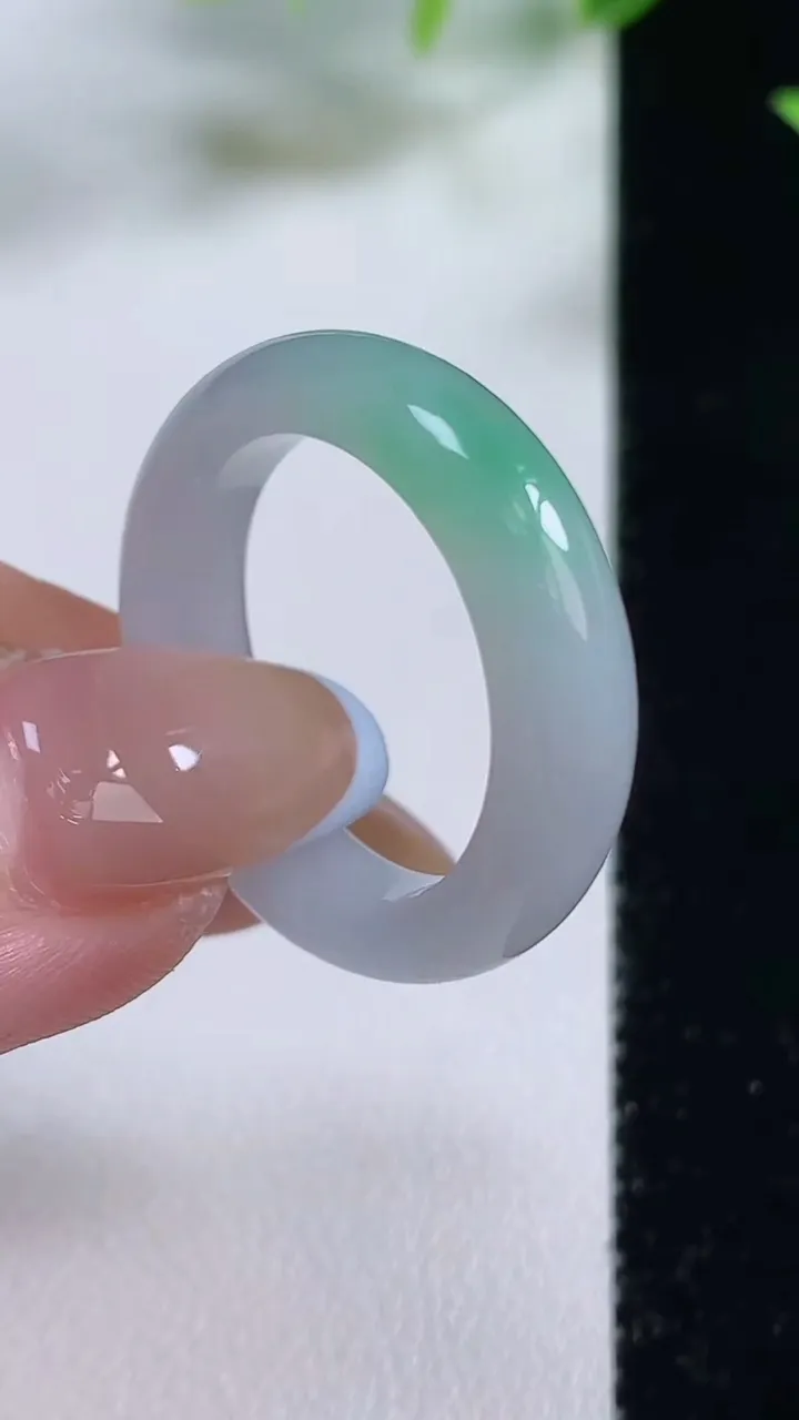 天然A货翡翠指环 戒指，尺寸19.8-5.9-3.8，重量:5.19g2025年11月9日
工厂直销收藏佳品,种好水足，色泽均匀，有种有色，上手高大气！