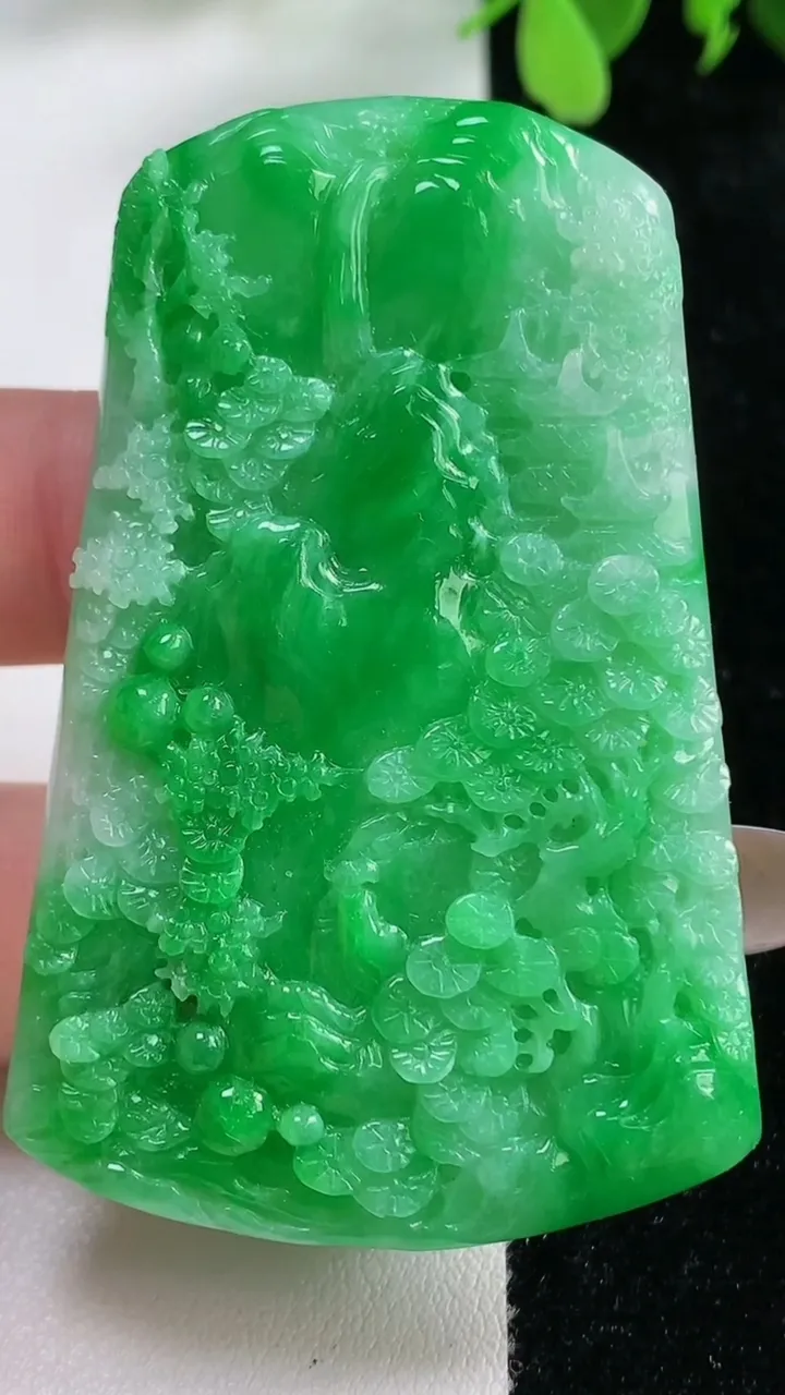 天然A货翡翠山水牌吊坠，尺寸61.4-39.1-5.8，重量:28.29g
11月9日