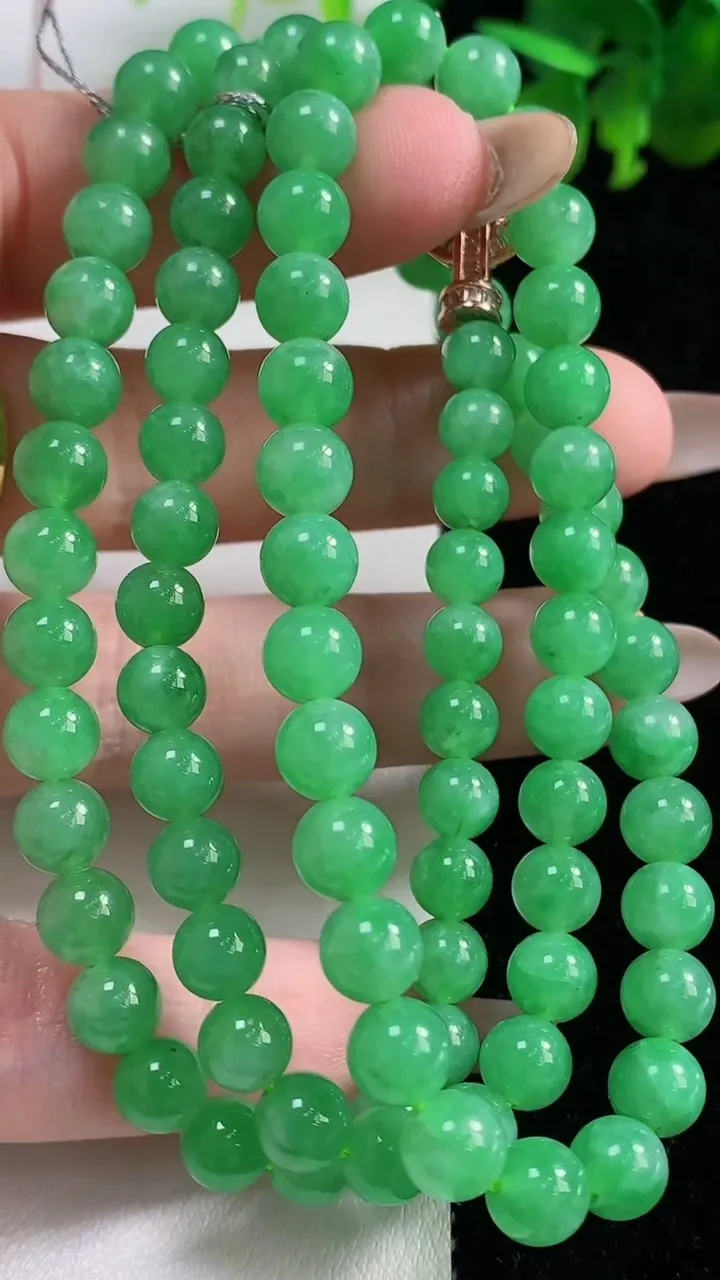 天然A货翡翠圆珠项链89颗，尺寸6，重量:39.35g11月9日
工厂直销收藏佳品,种好水足，色泽均匀，有种有色，上手高大气！