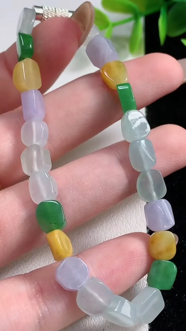 天然A货翡翠种三彩路路通手串23颗，尺寸7-6.3-2.8，重量:11.35g11月9日
工厂直销收藏佳品,种好水足，色泽均匀，有种有色，上手高大气！