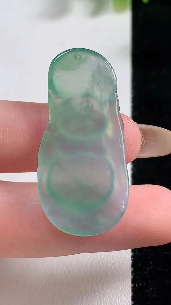 天然A货翡翠弥勒佛公吊坠，尺寸39.6-19.4-3.7，重量:5.97g
11月9日