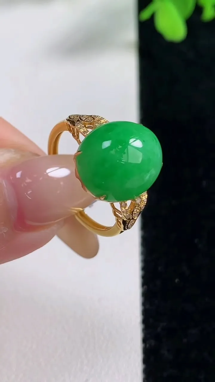 天然A货翡翠蛋面戒指，尺寸17.5-13.7-11.4-7.6，重量:3.49g2025年11月9日