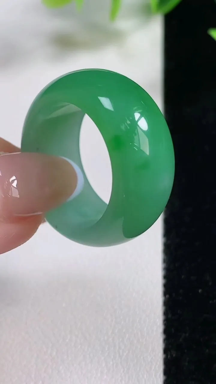 天然A货翡翠指环 扳指 戒指，尺寸20.5-12-4.3，重量:11.86g2025年11月9日
工厂直销收藏佳品,种好水足，色泽均匀，有种有色，上手高大气！