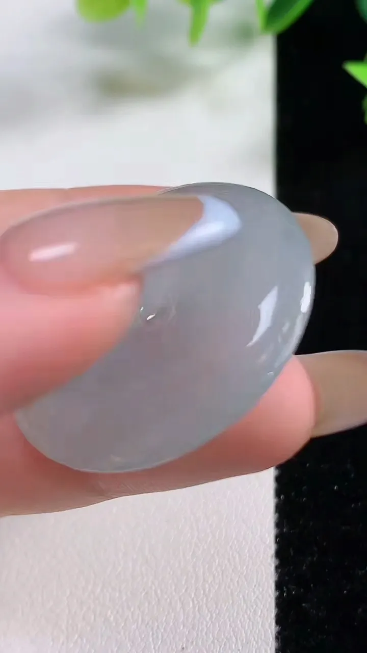 天然A货翡翠平安扣吊坠，尺寸33.4-5.4，重量:12.35g
11月9日