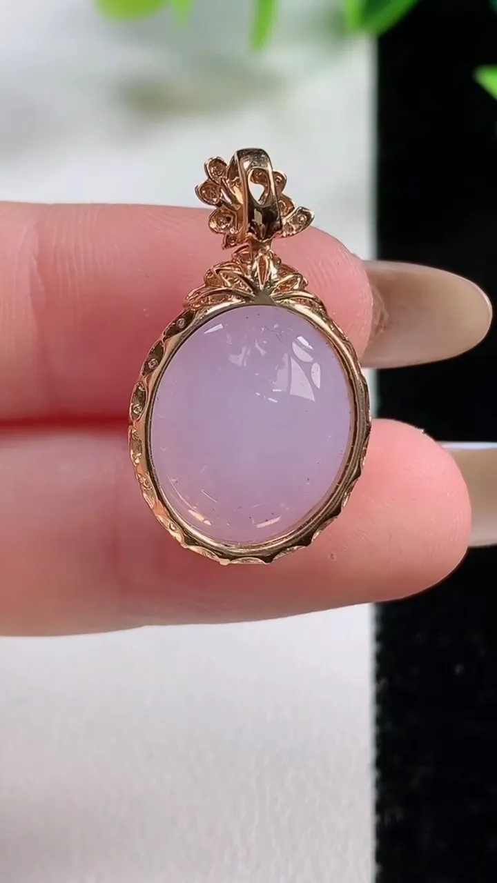 天然A货翡翠种紫罗兰蛋面吊坠，尺寸26.2-15.4-9.7裸石15.7-13.4，重量:4.38g
11月9日，重量:4.38g