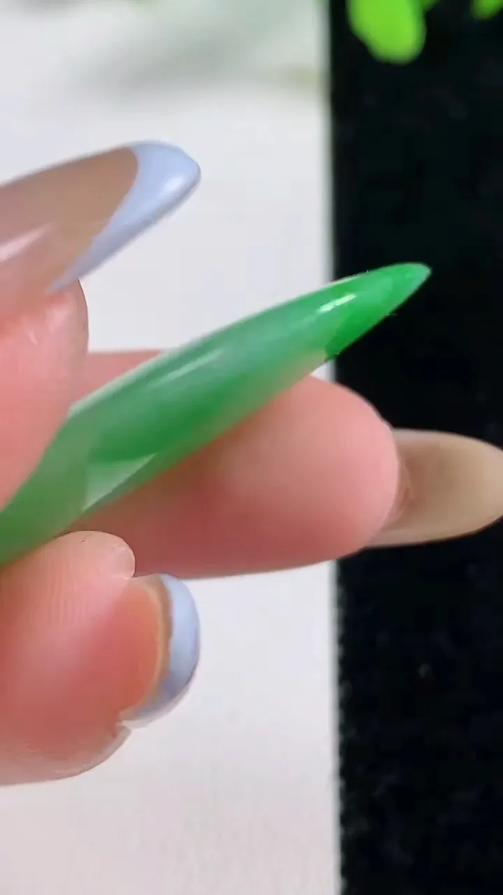 天然A货翡翠随形吊坠镶嵌件，尺寸43.8-19-5.3，重量:7.91g
11月9日