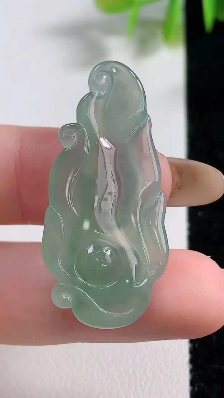 天然A货翡翠九尾狐吊坠，尺寸38.6-16.8-4.3，重量:4.40g
11月9日