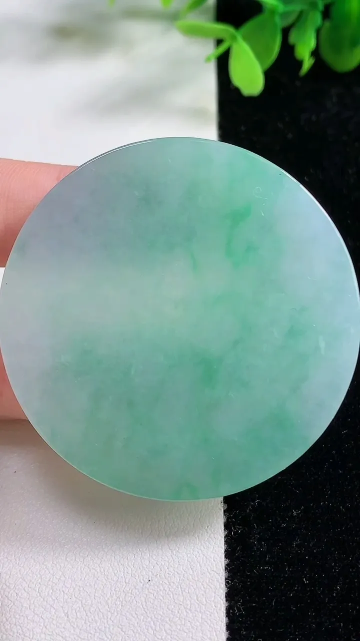 天然A货翡翠无事牌吊坠镶嵌件，尺寸51.5-6.6，重量:42.66g
11月9日