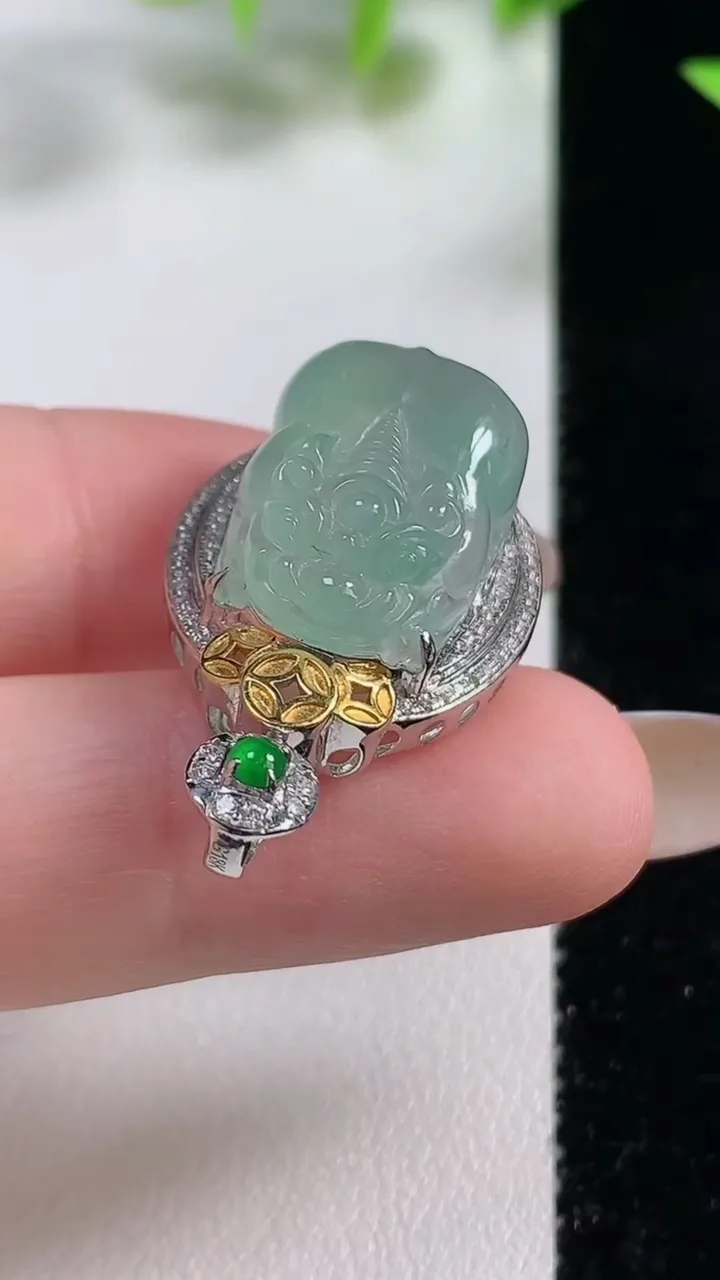 天然A货翡翠貔貅吊坠，尺寸32.4-18.6-11.7裸石20.7-12.7，重量:6.38g
11