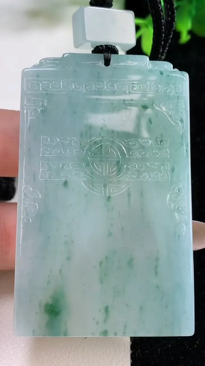 天然A货翡翠种飘花仿古无事牌吊坠，尺寸63.6-38.6-6.6，重量:53.64g
11月9日