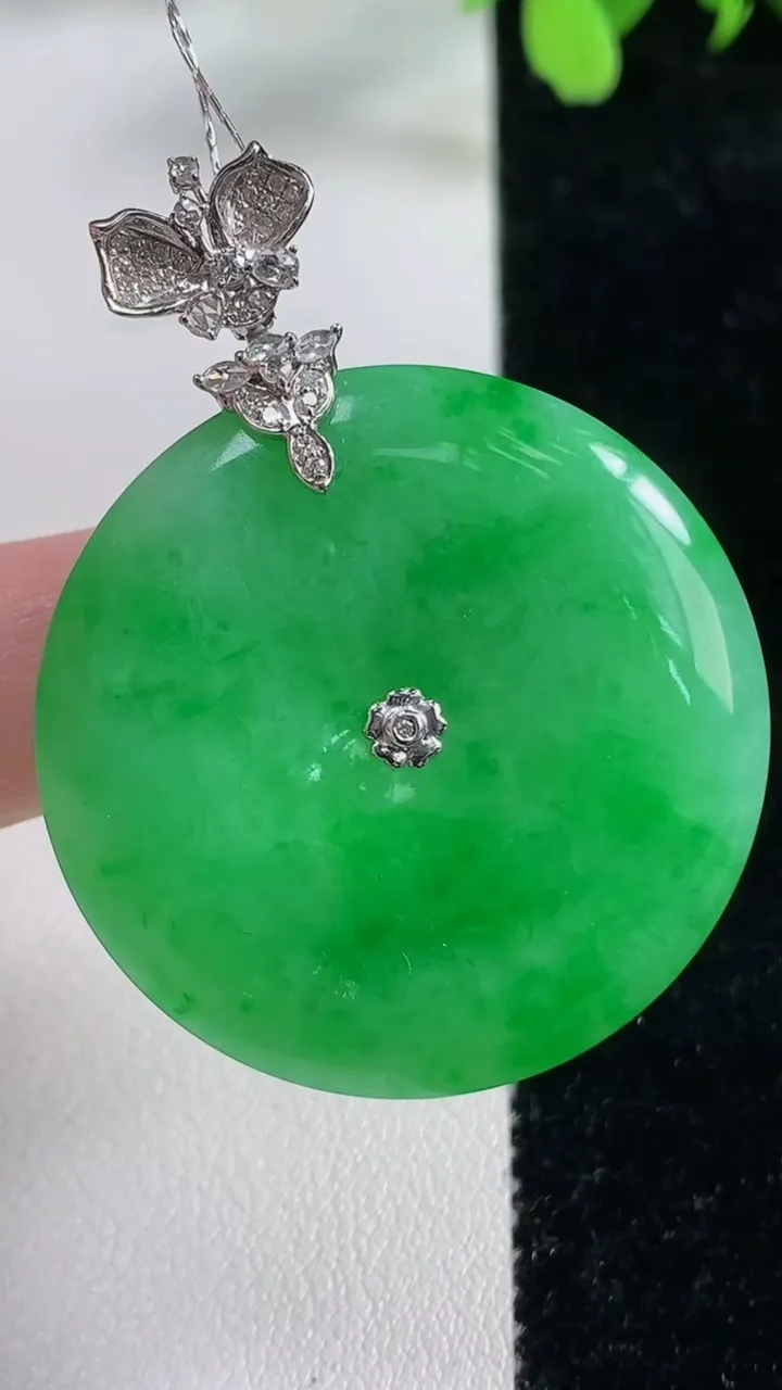 天然A货翡翠平安扣吊坠，尺寸35.3-5.4，重量:15.62g
11月9日