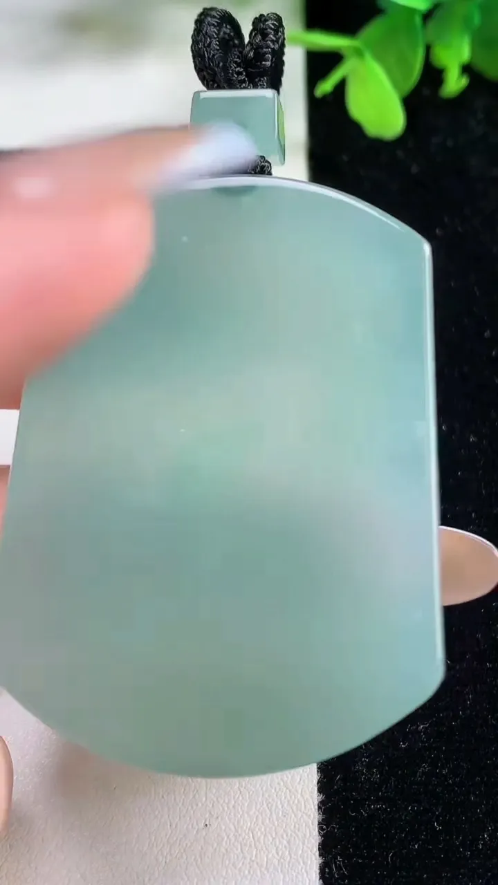 天然A货翡翠无事牌吊坠，尺寸54.8-40-5.8，重量:39.40g
11月9日