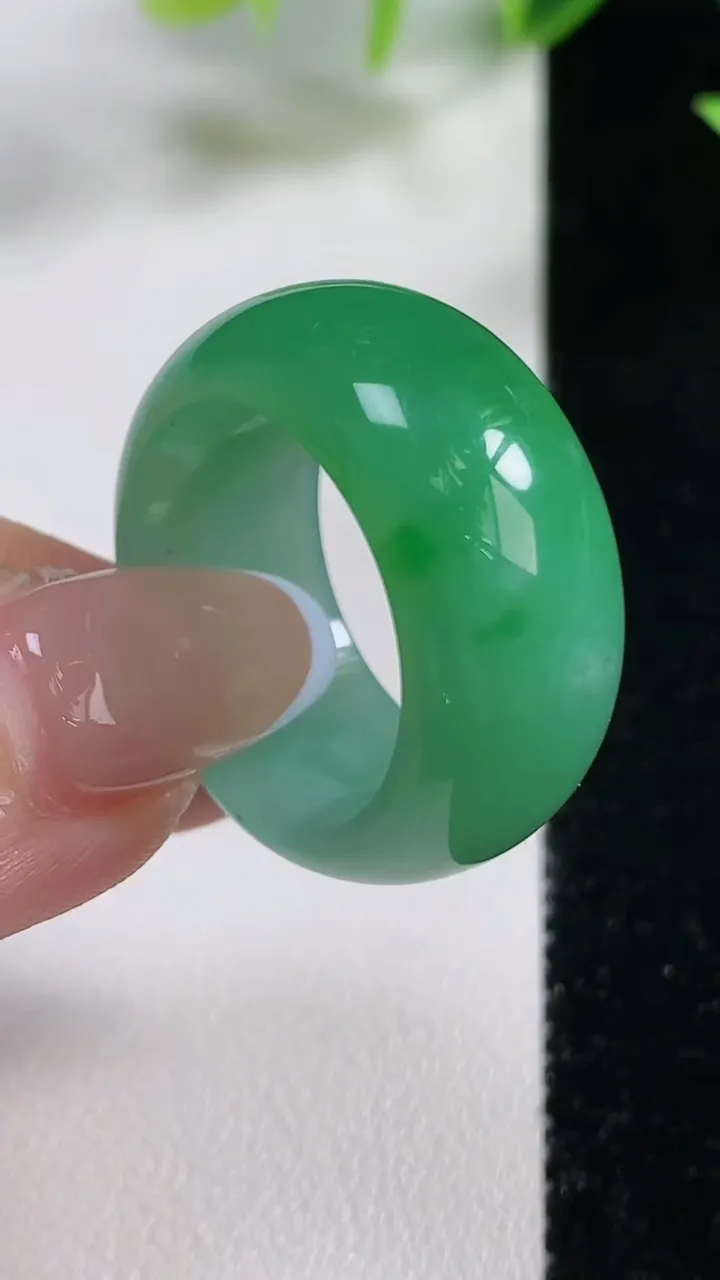 天然A货翡翠指环 扳指 戒指，尺寸20.5-12-4.3，重量:11.86g2025年11月9日
工
