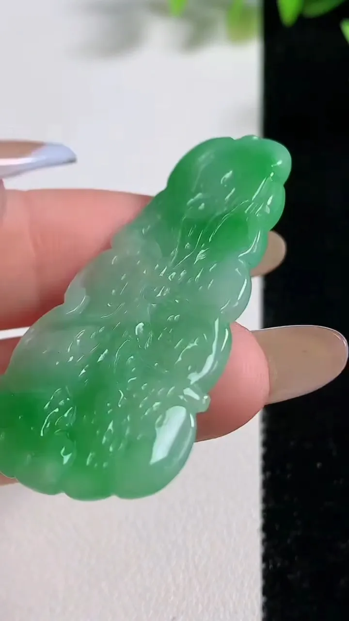 天然A货翡翠和和美美 荷叶鱼吊坠，尺寸46.7-23-3.8，重量:7.55g
11月9日