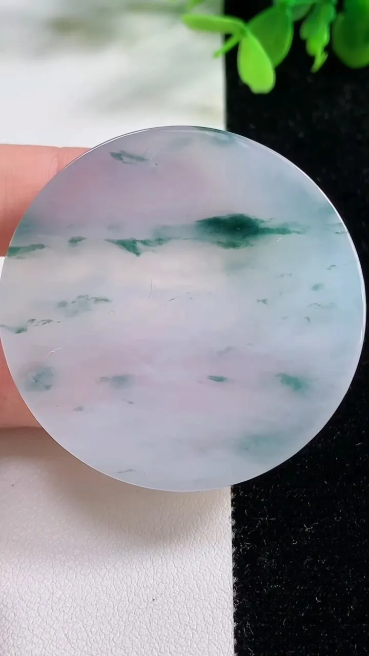 天然A货翡翠种飘花无事牌吊坠镶嵌件，尺寸50-6.6，重量:40.68g
11月9日